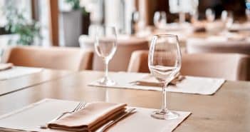 Comment choisir le linge de table et les serviettes en rouleau idéaux pour votre établissement de restauration ?